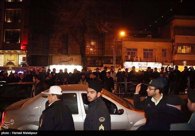 حضور مردم ومسئولان درمقابل بیمارستان شهدای تجریش