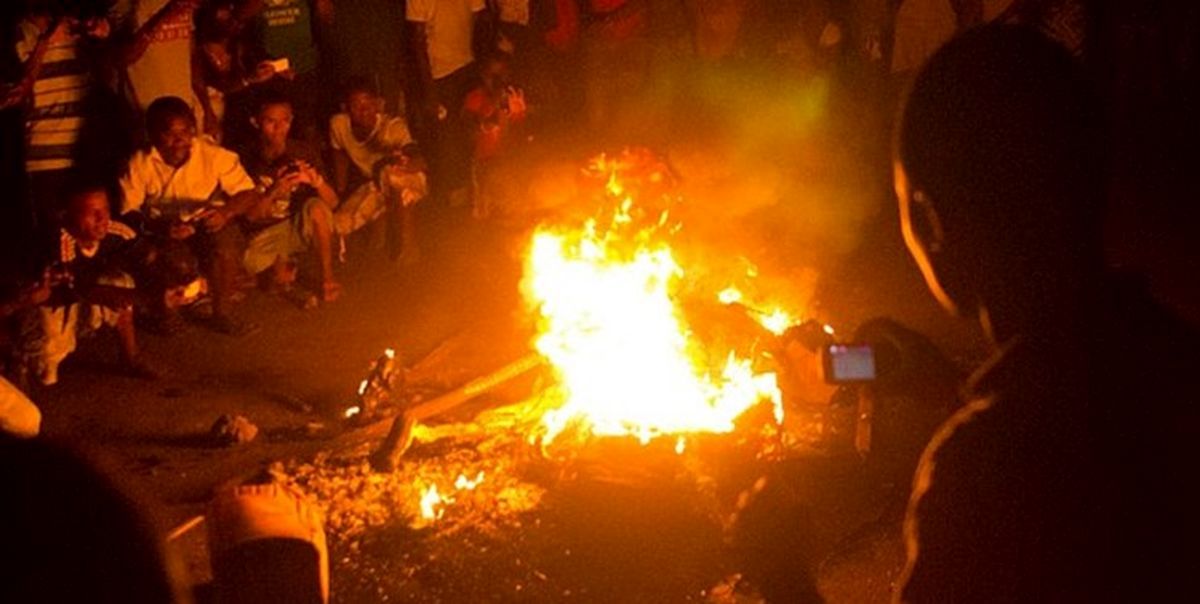 زنده سوزاندن بیش از 30 نفر توسط اراذل و اوباش