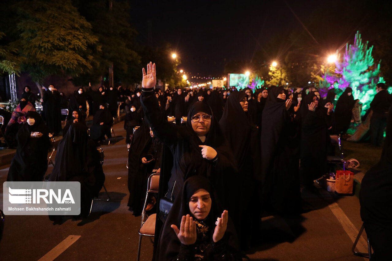 گزارش تصویری از مراسم شب قدرپشت درب‌های بسته حرم امام هشتم شیعیان