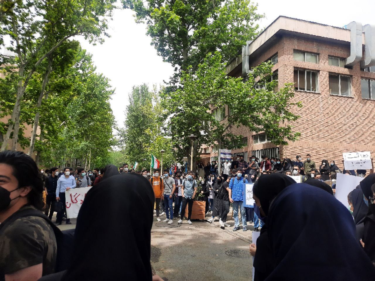 عفو رهبری شامل کدام دانشجویان می‌شود؟/ وزیر علوم: ما در دانشگاه‌ها خدماتمان را «کمونیستی» ارائه می‌کنیم! خدمات می‌دهیم و رضایتی وجود ندارد