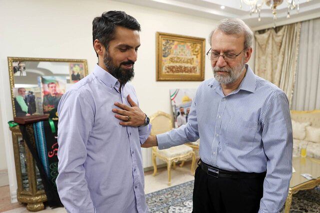 نماز خواندن علی لاریجانی در منزل این سردار شهید بلندپایه + تصاویر