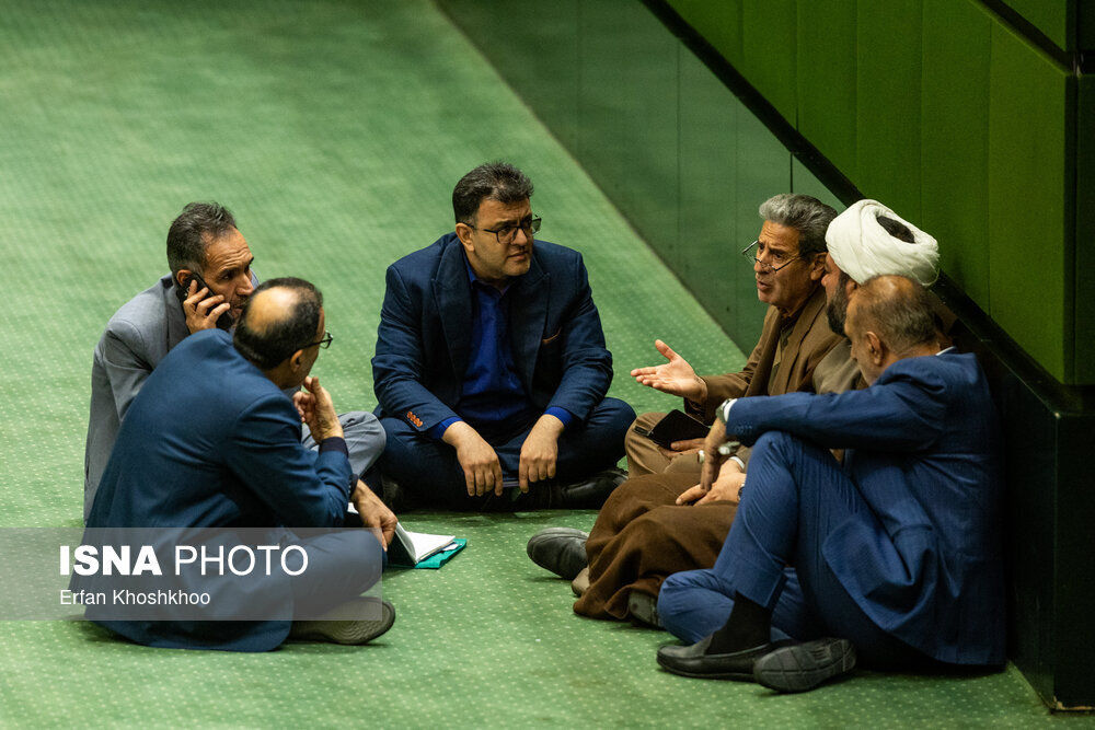 تصاویری از ژست‌های عجیب نمایندگان مجلس در صحن/ خنده‌های قالیباف و رسایی/ جلسه نمایندگان کف زمین