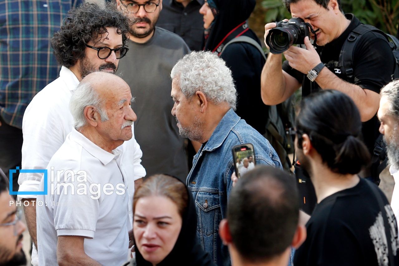 هنرمندان سفیدپوش شدند / چهره های معروف سینما و تلویزیون در مراسم تشییع پیکر ناصر تقوایی + تصاویر 2