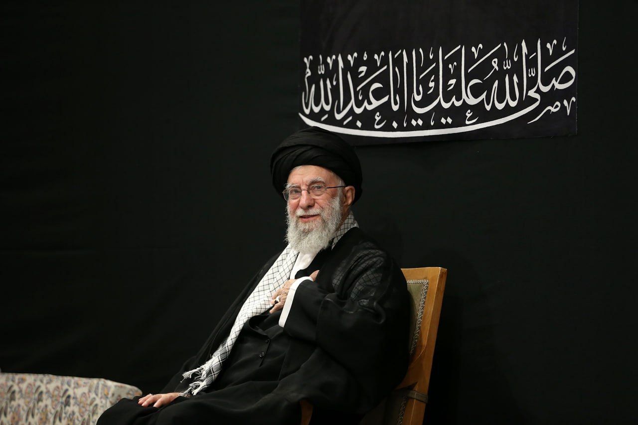 رهبر انقلاب به محمود کریمی: اگر خسته نمی شوی «ای ایران» را بخوان