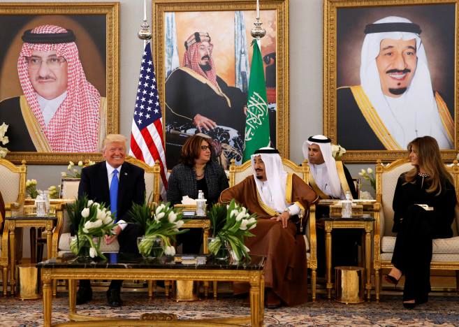دست دادن پادشاه سعودی با همسر ترامپ جنجال ساز شد + عکس