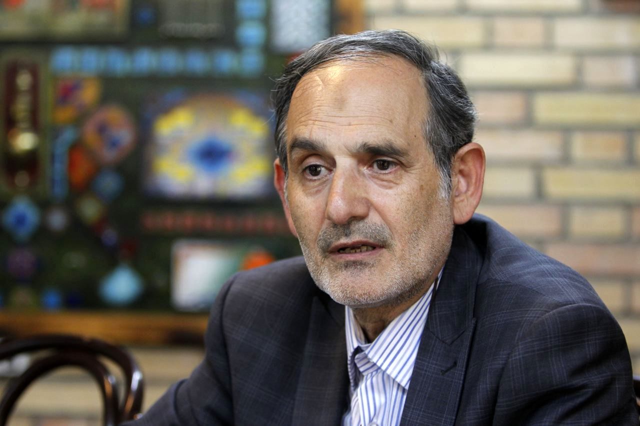 خاقانی به پزشکیان: قیمت بنزین را به جای 5 هزار تومان، «یک دلار» کنید | شفاف به مردم بگوئید دولت پنهان داریم