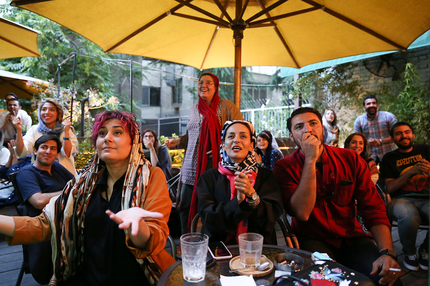 گزارش تصویری از حال وهوای تهرانی‌ها هنگام تماشای مسابقه ایران و مراکش