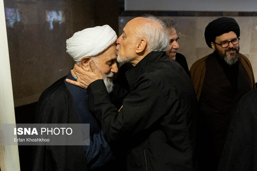 تصاویر جدید از ناطق نوری و آخوندی در مراسم بزرگداشت و ترحیم مادر همسرانشان