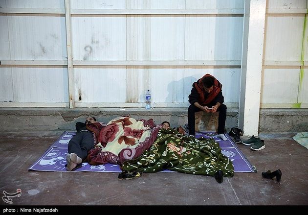 چادر زدن مردم مشهد به دلیل نگرانی از پس لرزه