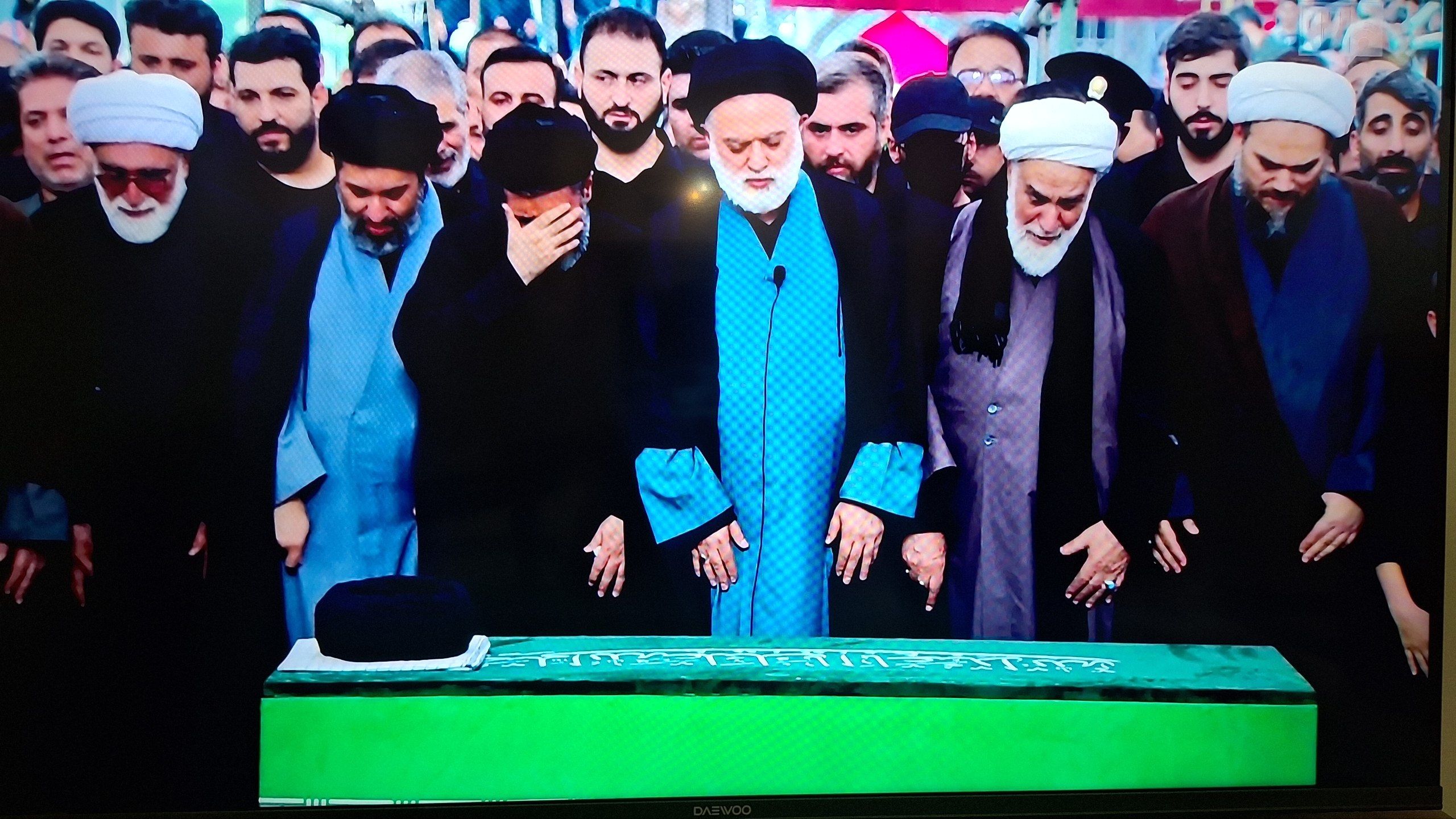 اقامه نماز فرزند رهبر شهید بر پیکر پدر + فیلم 