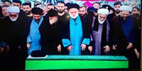 آغاز اقامه نماز بر پیکر رهبر شهید توسط آیت‌الله سیدمصطفی خامنه‌ای +فیلم
