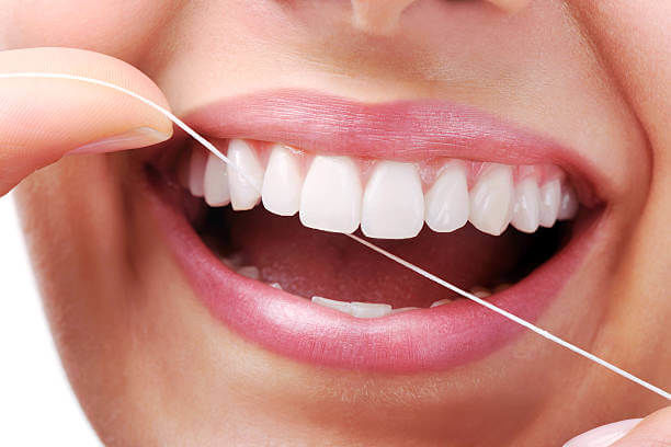 دندان‌هایتان را با این روش در خانه سفید کنید