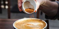با اضافه کردن این ۲ ادویه به قهوه به راحتی لاغر شوید!