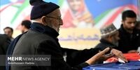 مرد سالخورده ۱۰۱ ساله پای صندوق رای آمد