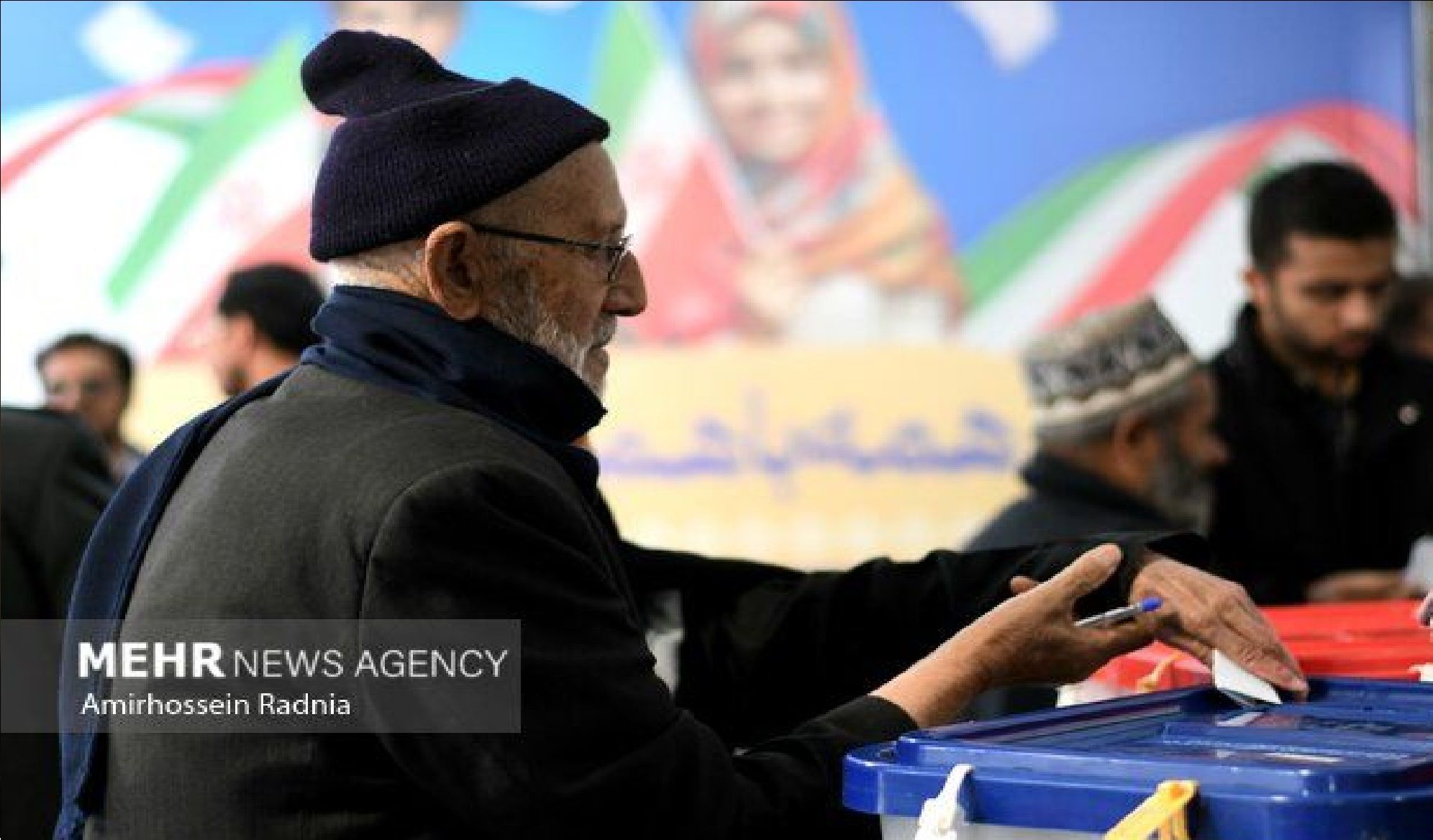 مرد سالخورده ۱۰۱ ساله پای صندوق رای آمد