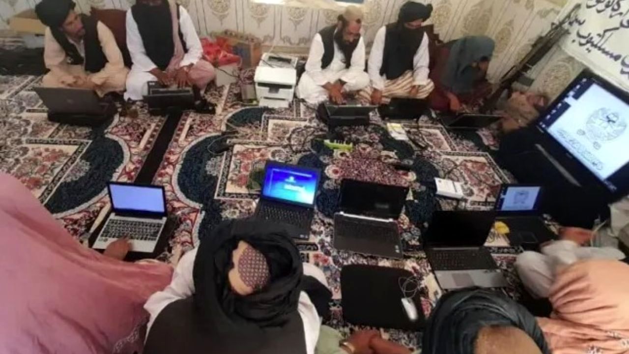 عکس‌هایی جالب از ارتش سایبری طالبان