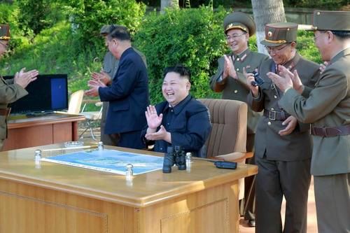 شادمانی های کودکانه رهبر کره شمالی از آزمایش های موشکی + عکس