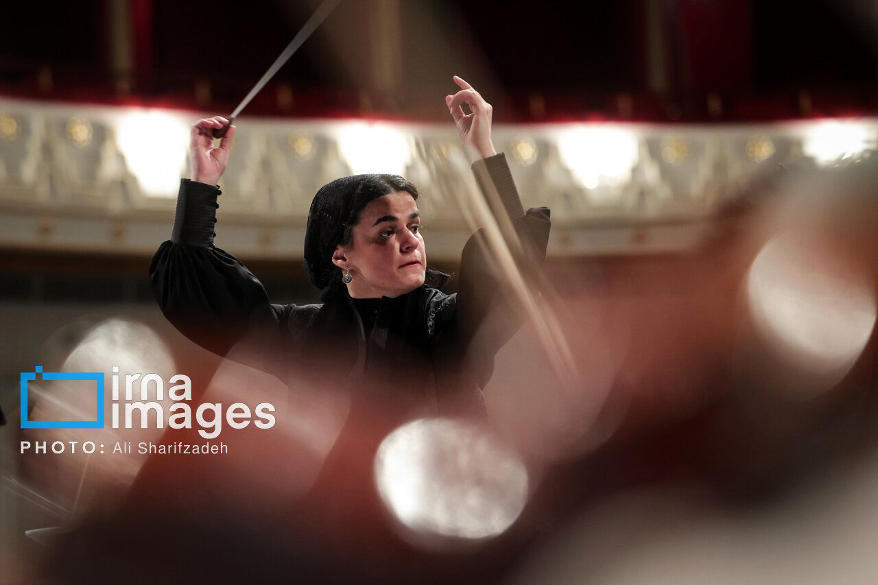 این زن نخستین رهبر ارکستر سمفونیک تهران است/ پانیذ فریوسفی کیست؟+ تصاویر