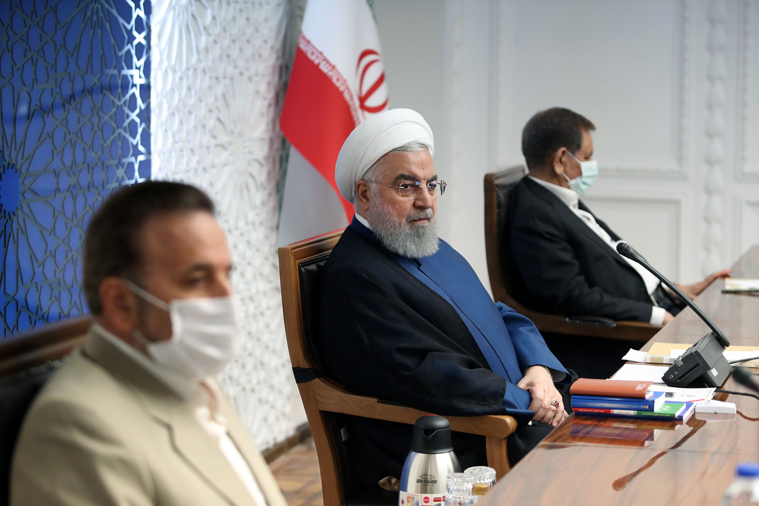 دستور روحانی برای مهار ارز؛ نیروهای انتظامی و امنیتی به بانک مرکزی کمک کنند