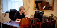 ترزا می با چشمان اشکبار از نخست‌وزیری بریتانیا کناره‌گیری کرد