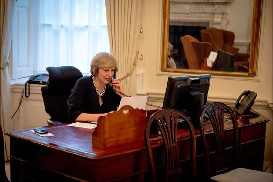 ترزا می با چشمان اشکبار از نخست‌وزیری بریتانیا کناره‌گیری کرد