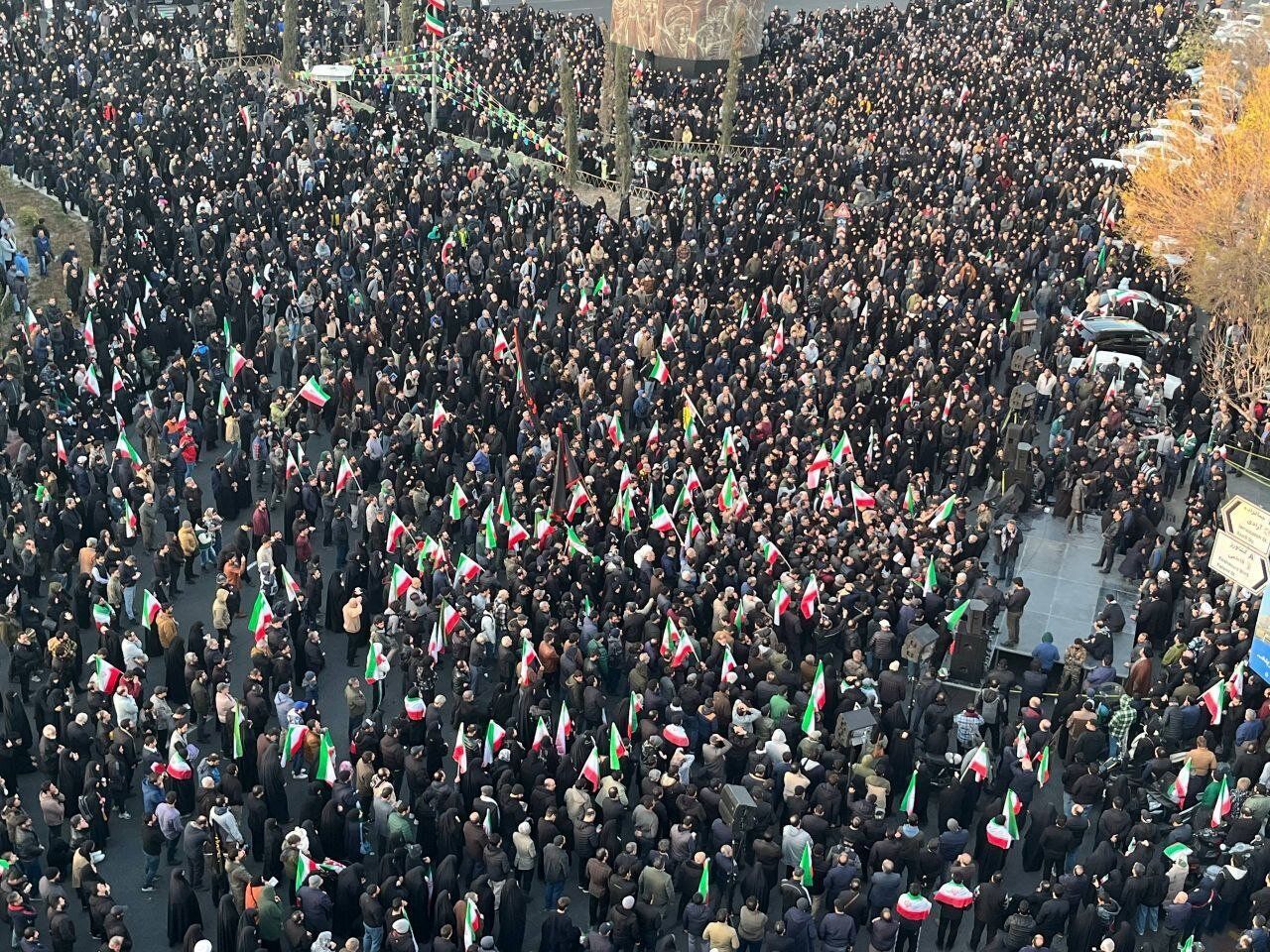 عکس | تصویر هوایی از سیل جمعیت عزاداران امام خامنه‌ای(ره) در میدان انقلاب تهران