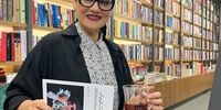 عکس شبنم مقدمی با اولین رمانی که منتشر کرد 