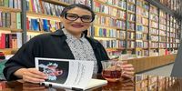 عکس شبنم مقدمی با اولین رمانی که منتشر کرد 