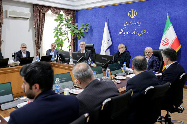 انتقاد صریح پزشکیان از پرداخت فوق العاده مدیریت | اگر مدیری توانست همانند بخش خصوصی مسئله‌ای را حل کند آن وقت پاداش بدهید