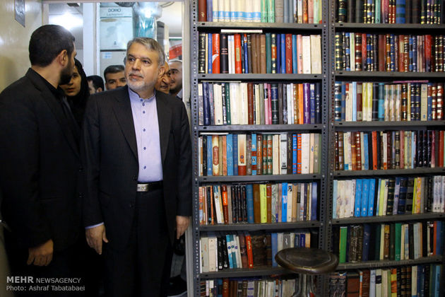بازدید وزیر فرهنگ و ارشاد اسلامی از کتاب فروشی‌های خیابان انقلاب