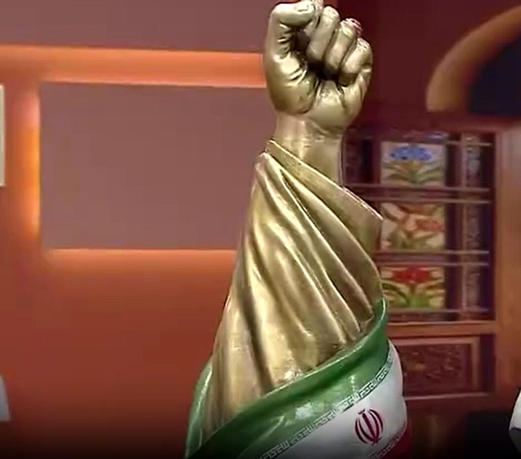 مجسمه جدیدی که قرار است در میدان انقلاب نصب شود/ عکس