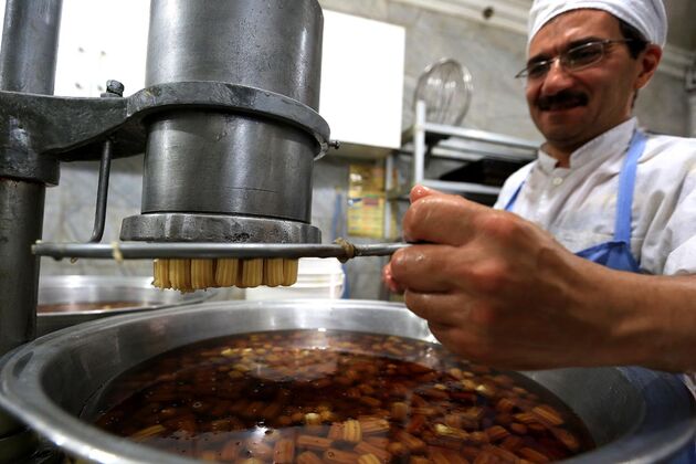 کارگاه پخت زولبیا و بامیه در همدان