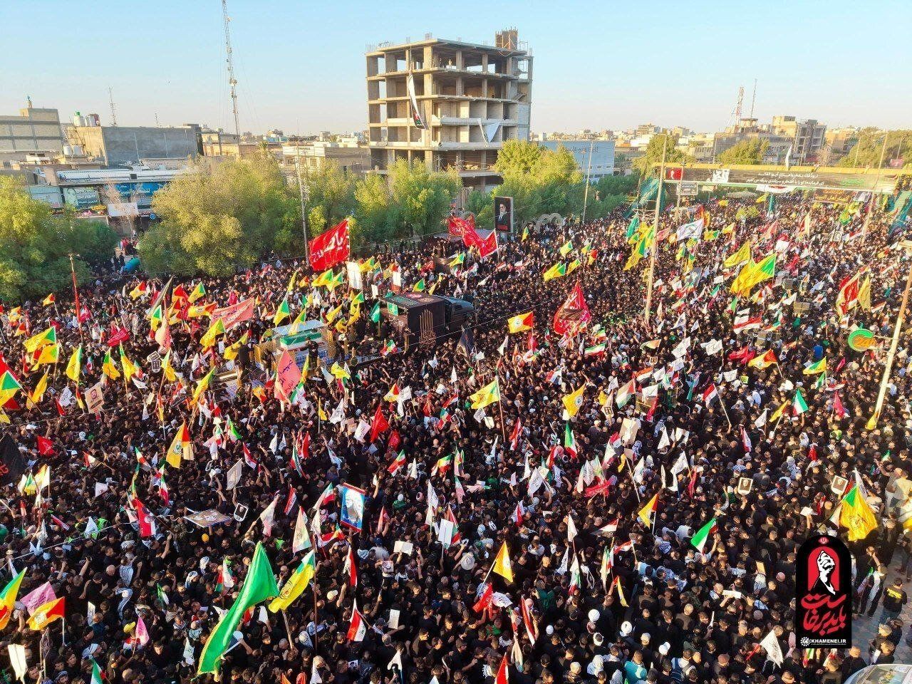 تصویر خاص از خودروی حامل پیکر مطهر رهبر شهید در میان مردم عزادار عراق در نجف اشرف