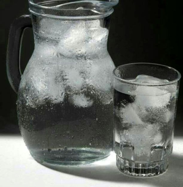 عوارض خطرناک  نوشیدن آب یخ در وعده افطاری
