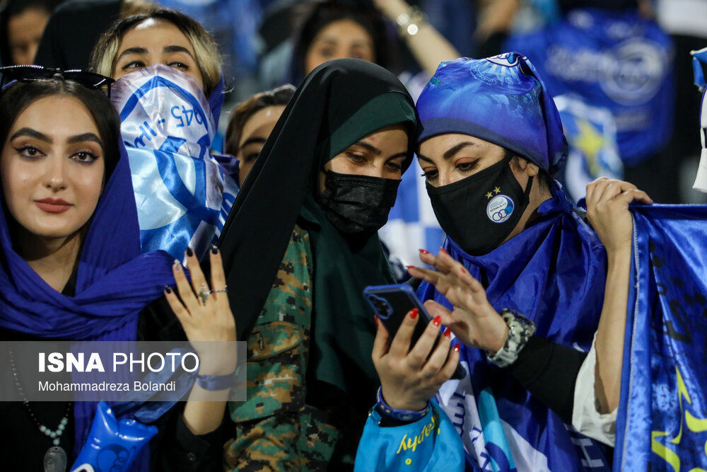 عکسی پربازدید از دختران آبی در کنار زنان یگان ویژه در استادیوم آزادی
