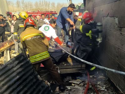 تصاویر| سقوط بالگرد ارتش در غرفه میوه و تره‌بار درچه