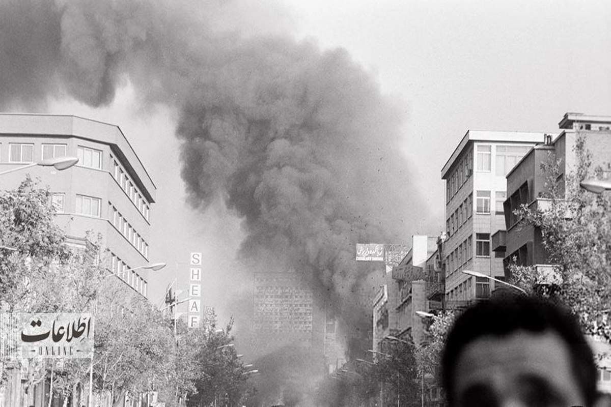 مردم یک بانک را آتش زدند+عکس