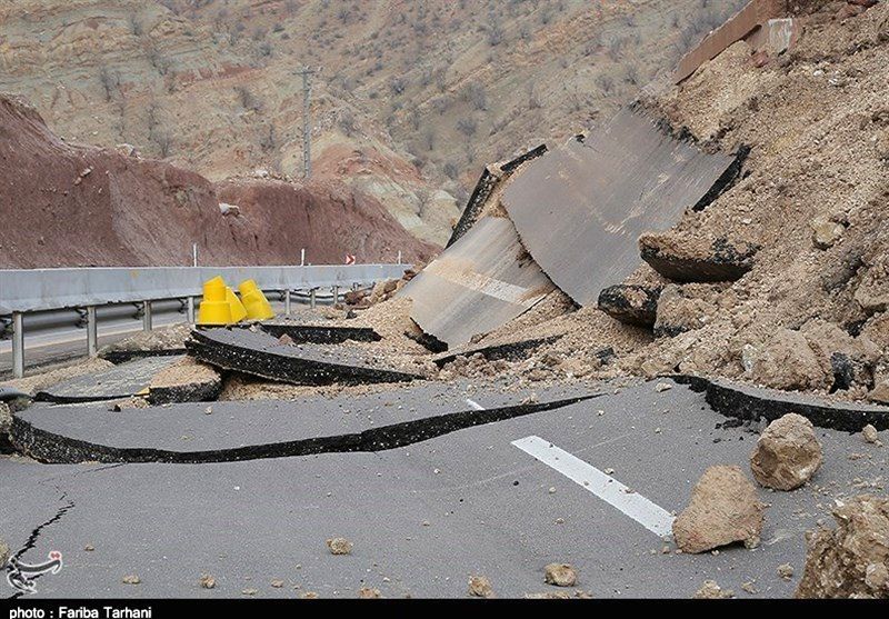 تخریب یک پل جاده جدید خرم‌آباد - بروجرد را مسدود کرد
