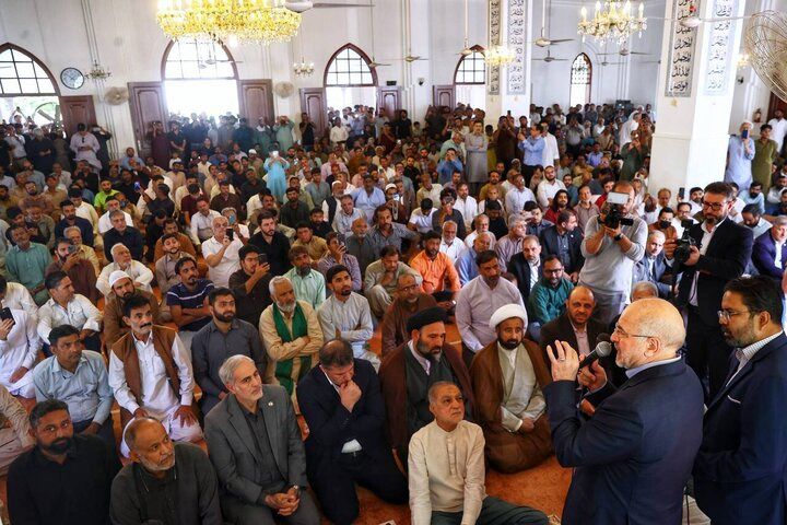 قالیباف در نماز جمعه شهر کراچی حضور یافت