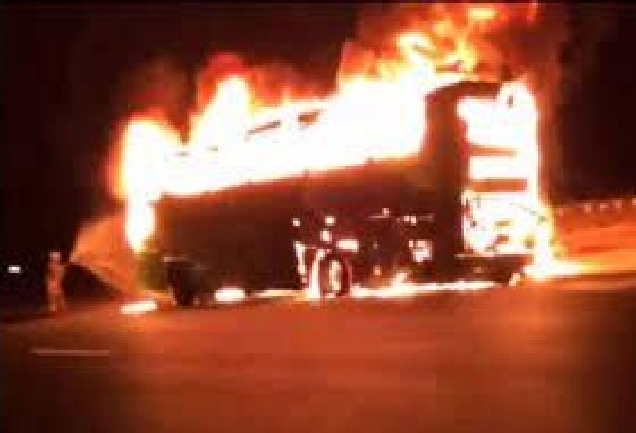 آتش گرفتن یک اتوبوس مسافربری در اتوبان تبریز-زنجان + فیلم