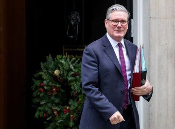 تحقیر استارمر از سوی نماینده ویژه پوتین؛ او به زودی مجبور به ترک منصب خواهد شد/ بینی او سفید است/ ماجرای تصویر جنجالی فایننشال تایمز از نخست‌وزیر انگلیس با بینی قرمز چیست؟+ عکس 