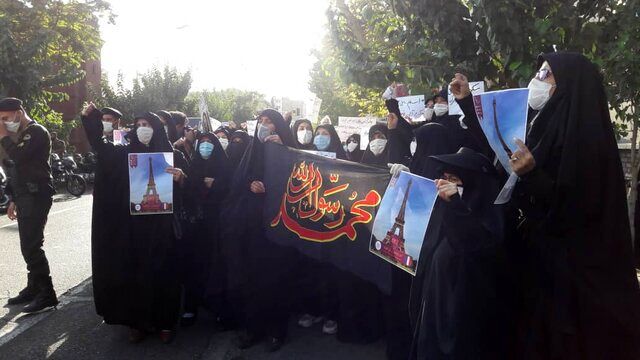 تجمع تهرانی‌ها مقابل سفارت فرانسه در اعتراض به اقدام توهین‌آمیز «شارلی ابدو»