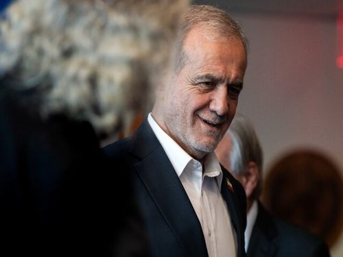 پزشکیان با ظاهری که تا بحال ندیده‌اید/ مصاحبه رئیس جمهور در زمان دانشجویی+ فیلم