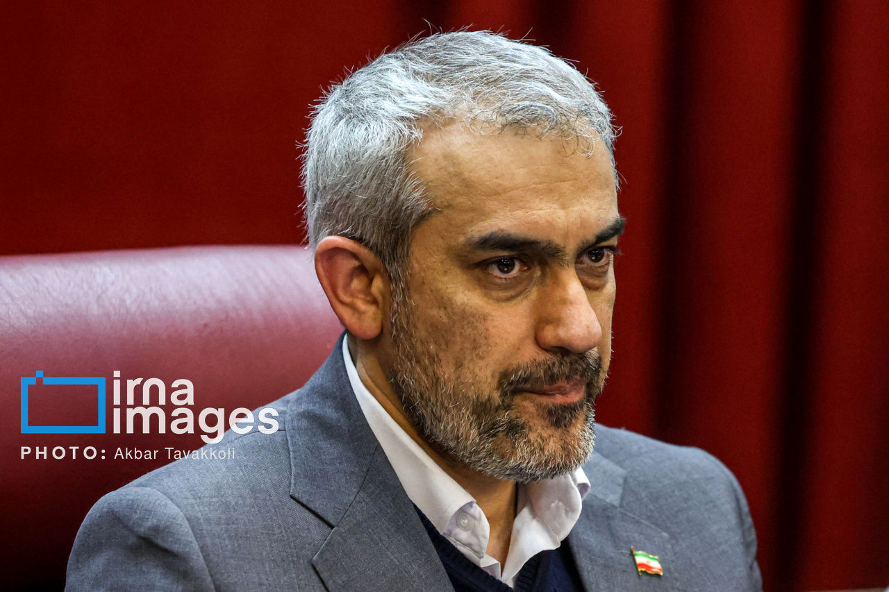 گریه وزیر اقتصاد در مراسم تشییع پیکر شهید لاریجانی و شهدای ناوشکن دنا+ عکس