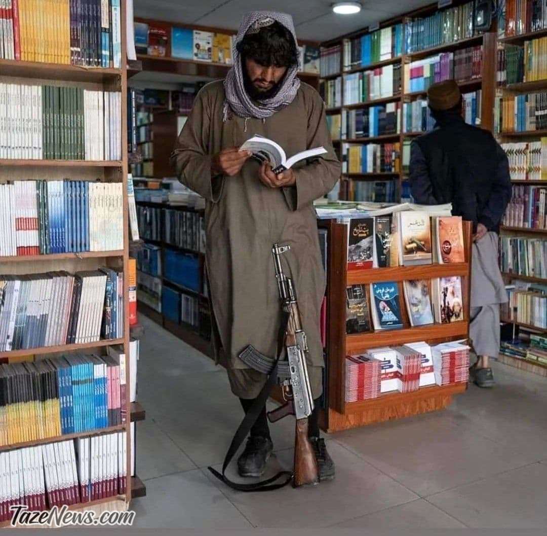 سرباز طالبان اسلحه به دست در کتابفروشی!+عکس