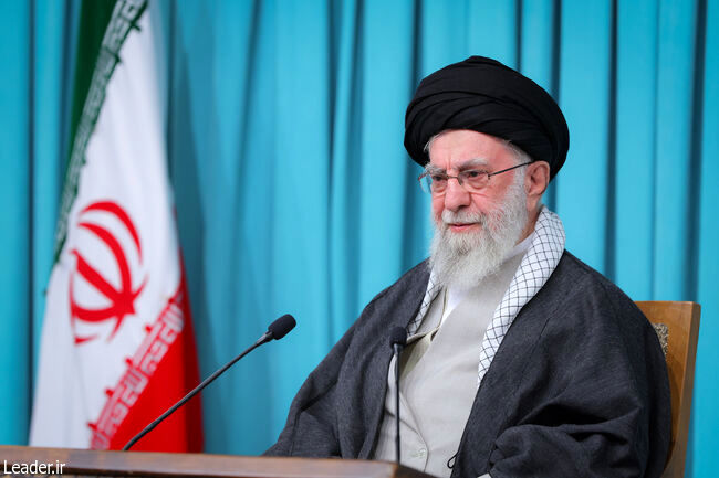 رهبر معظم انقلاب: رئیس‌جمهور آمریکا افتخار می‌کند که صنعت هسته‌ای ایران را از بین برده‌ایم؛ خیلی خوب، به همین خیال باش + عکس