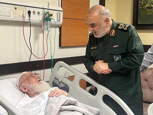 سرلشکر سلامی از آیت‌الله نوری همدانی عیادت کرد