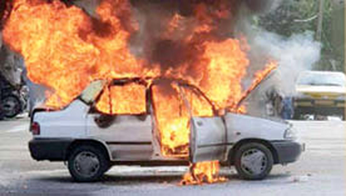 آتش گرفتن پراید در پمپ بنزین مشهد / واکنش عجیب راننده+ فیلم