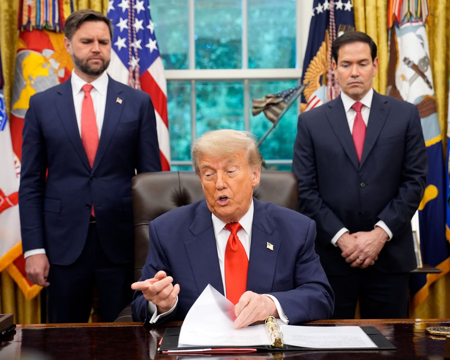 دو کاندیدایِ ترامپ در انتخابات آمریکا به روایت گاردین | رقص انتخاباتی این خودشیفته تمامی ندارد 