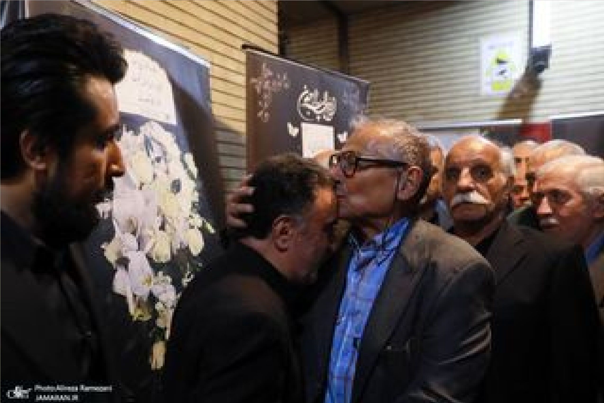 بوسه صادق زیباکلام بر پیشانی مصطفی تاج‌زاده +عکس